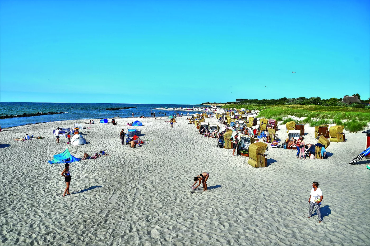 Strand mit Strandkörben bei Wustrow Strand mit Strandkörben bei Wustrow